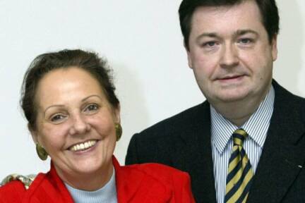Thomas Daniel Schlee 2003 mit Vorgängerin Gerda Fröhlich 