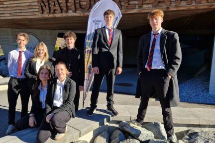 Beim Hohe Tauern Tourismustag zeigten sich die Schüler/-innen der Tourismusschule Bramberg einmal mehr von ihrer besten Seite und teilten ihre Erfahrungen mit den Besucherinnen und Besuchern im Nationalparkzentrum. 