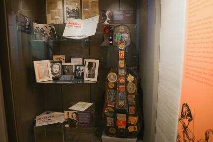 Der Cellokasten von Anita Lasker-Wallfisch in der Ausstellung „Music, Migration & Mobility – The Story of Émigré Musicians from Nazi Europe in Britain“. 