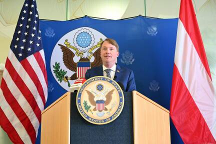US-Botschafter Arthur Fisher nach seiner Ankunft am Flughafen Wien.