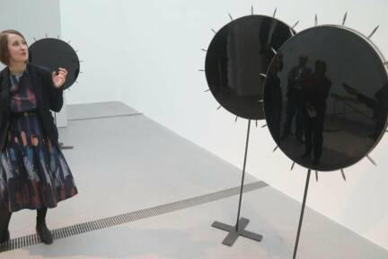 Co-Kuratorin Sarah Jonas betrachtet 'Witnesses'-Sonnenblumen von Darja Kolzowa 