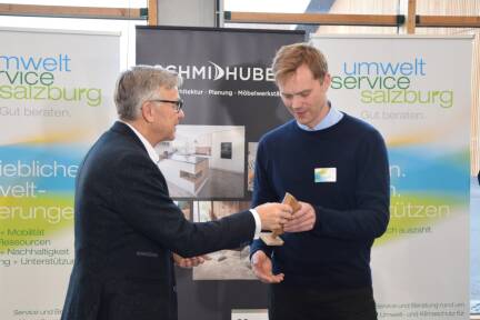 Wirtschaftskammerpräsident Peter Buchmüller (l.) überreichte das Umweltblatt an Geschäftsführer Johannes Spatzenegger. 
