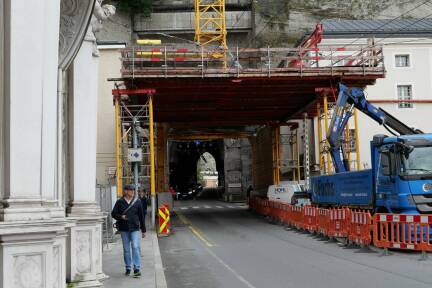 Blick auf die Baustelle beim Neutor im Salzburger Festspielbezirk. 