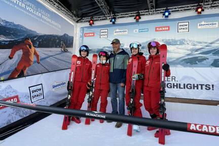 Hermann Maier präsentiert einen Skiteppich in Wien. 