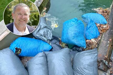 Diese Müllsäcke fanden die Mitglieder der Energiegemeinschaft am Dienstag im Almkanal. Geschäftsführer Franz Kok ärgert sich. 