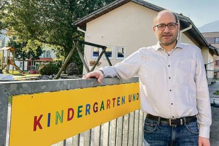 2025 hätten die Arbeiten für einen neuen Gollinger Kindergarten beginnen sollen (im Bild Bgm. Martin Dietrich): Das millionenschwere Projekt ist aktuell aber für die Gemeinde unleistbar. 