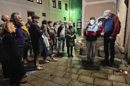 Rund 30 Menschen kamen zur Gedenkveranstaltung des Halleiner Stolperstein-Komitees am vergangenen . 