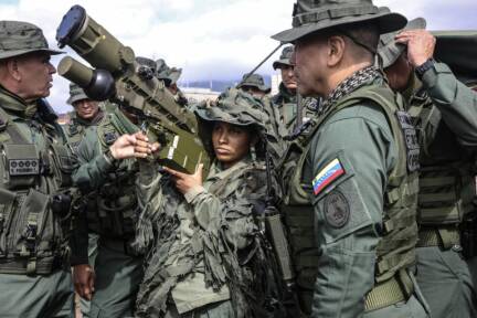 Venezuelas Verteidigungsminister Padrino (rechts) bei Truppenbesuch 
