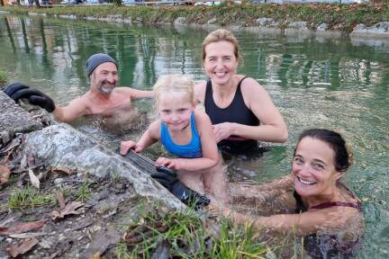 Nehmen ein kaltes Bad im Almkanal: Peter Sigl, Milda Berger, ihre Mama Rasa Martisiute-Berger und Elke Laznia (von links). 