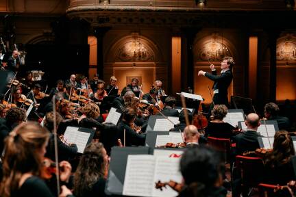 Klaus Mäkelä dirigiert das Concertgebouworkest. 