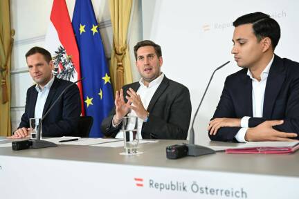 SPÖ-Klubobmann Philip Kucher, Staatssekretär Alexander Pröll (ÖVP) und Neos-Klubobmann Yannick Shetty präsentierten Maßnahmen zur „digitalen Souveränität“. 