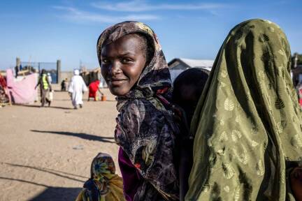 Eine junge Sudanesin verlässt ihre Heimat in Richtung Tschad. 