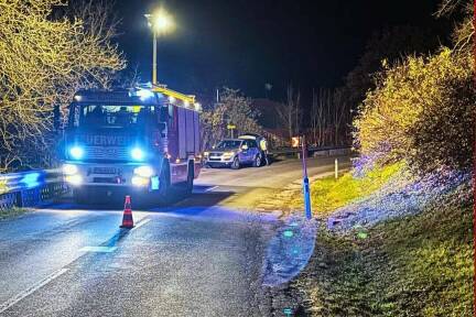 Während des Einsatzes wurde die L221 kurzzeitig gesperrt. 