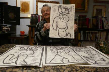 Die Salzburger Künstlerin Lotte Ranft mit ihren „Engelinnen“. 