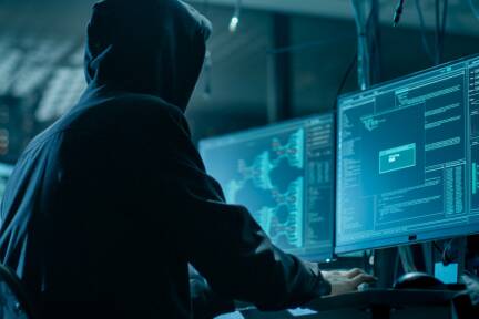 Geschickte Betrüger locken den Opfern Bankdaten heraus und fischen dann Geld von deren Konten ab (Symbolbild). 