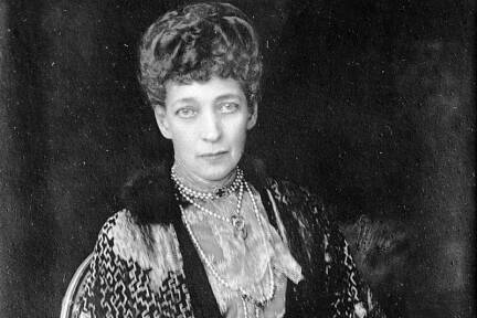 1925: In London stirbt die britische Königinmutter Alexandra, Schwiegertochter von Königin Victoria. Die Tochter des dänischen Königs Christian IX. war die Witwe von Eduard VII., die Mutter von Georg V. und die Tante des russischen Zaren Nikolaus II. 