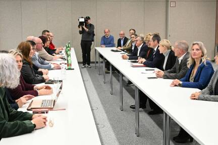 WKÖ-Handelsobmann Rainer Trefelik (r. Mitte) und ihm gegenüber GPA-Bundesgeschäftsführer Mario Ferrari vor dem Start der KV-Verhandlungen im Handel am Donnerstag. 