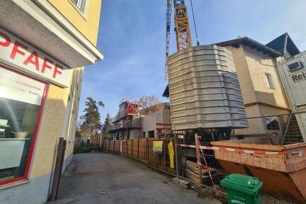 An der Schillinghofstraße in Salzburg-Gnigl baut die Priesterbruderschaft die Kirche Maria Schnee mit einem 21 Meter hohen Glockenturm. 