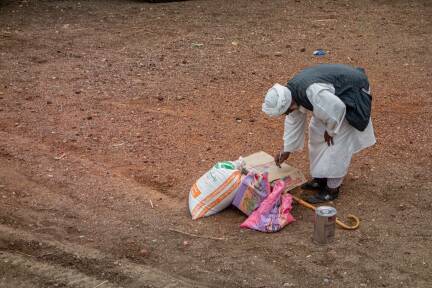 Ein Mann auf dem Weg zu einer Lebensmittelausgabe in Kassala. 
