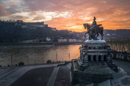 Zur Kaiserzeit errichtet, von den Amerikanern weggeschossen, dann 1993 wieder aufgestellt: das Kaiser-Wilhelm-Denkmal am Deutschen Eck in Koblenz.  