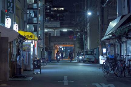 Eine Impression aus der Doku: eine Straße bei Nacht im Tagelöhnerviertel Nishinari in Osaka. 