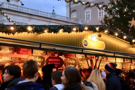 Seit 1974 findet von Ende November bis über Weihnachten regelmäßig der Salzburger Christkindlmarkt statt. Ort des vorweihnachtlichen Zauberspektakel ist der Dom- und Residenzplatz in der historischen UNESCO Welterbe Altstadt von Salzburg.  