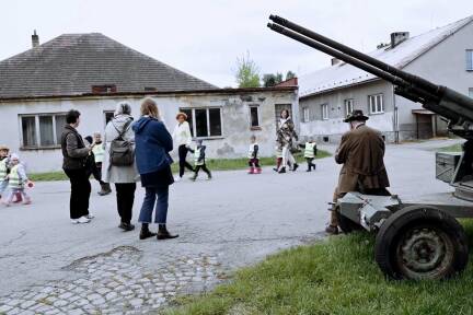 Zurück in die Gegenwart: Szene aus dem Dokumentarfilm „Roadtrip an die Front“. 
