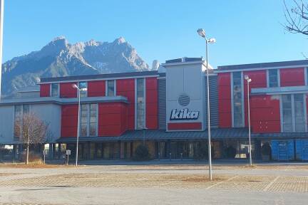 Der ehemalige Möbelmarkt in Saalfelden steht seit Juli 2023 leer. 