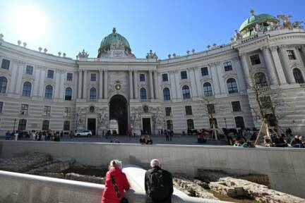Der Mann stürzte aus unklarer Ursache über die Brüstung in die Tiefe 