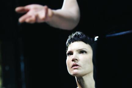 Alicia Aumüller in „Ödipus Tyrann“ im Wiener Volkstheater, Regie: Nicolas Stemann. 