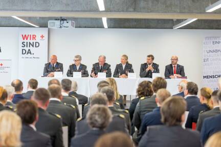Im Zentrum steht die Führungsriege. Im Bild v. l.: Bert Neuhofer (Vizepräsident), Ulrike Michl (Vizepräsidentin), Werner Aufmesser (Präsident), Sabine Tischler (Geschäftsführerin), Stefan Herbst (Landesrettungskommandant), Herbert Sommerauer (Mitglied der Geschäftsführung und Leiter der Verwaltung). 