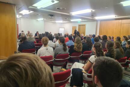 Rund 40 Anrainerinnen und Anrainer und mehr als 20 junge Gläubige der Priesterbruderschaft kamen am Freitagabend zum Bürgerforum ins Hotel Schaffenrath. 