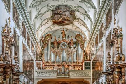 Ansicht aus dem Hauptschiff auf die neue Orgel. 