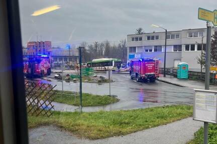 Ein Bus blockiert die Gleise. 