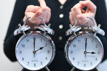 Erst vor drei Wochen wurden die Uhren umgestellt. Die Sehnsucht unter Bürgerinnen und Bürgern der EU ist groß, dass diese Praxis endet. Doch die politische Einigung dafür lässt weiter auf sich warten. 