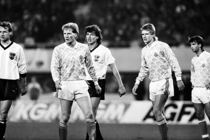  Matthias Sammer zwischen den Tonis: Pfeffer und Polster jubelten 1989.  