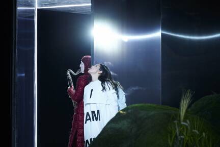 Álfheiður Erla Guðmundsdóttir als Alice, Teresa Doblinger als Raupe. 