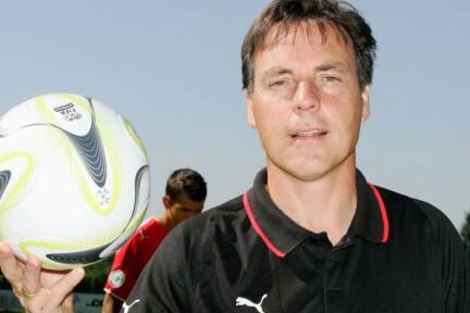 U17-Coach Hermann Stadler fand auch gegen England das richtige Rezept 