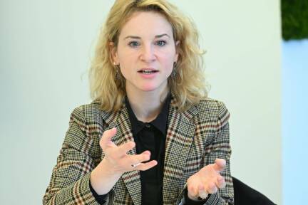 Forschungsministerin Eva-Maria Holzleitner (SPÖ) am Dienstag, 18. November 2025, anl. eines Hintergrundgesprächs im Rahmen eines Rundgangs der Österreichischen Akademie der Wissenschaften (ÖAW). 