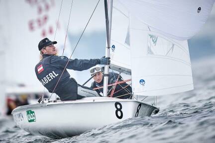 Statt mit Lara Vadlau segelt Niklas Haberl vorübergehend mit einem Spanier.  