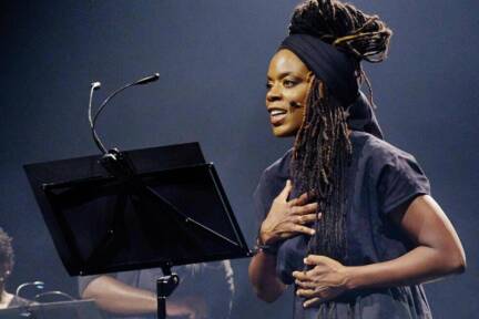 akua naru im schauspielerischen Volleinsatz 