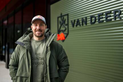 Marcel Hirscher vor seiner Fabrik. 