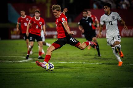 Johannes Moser zeigt sich bei der U17-WM in bester Torlaune. 