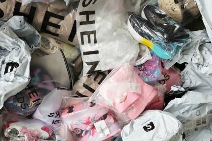 Textilien, Schuhe und Verpackungsmüll aus Plastik von Shein. 