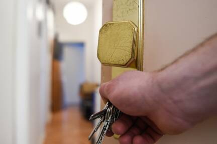 Wenn man in eine unbekannte Ferienwohnung geht oder ein Hotelzimmer bezieht, sollte man einige Dinge überprüfen, um gesundheitliche Risiken auszuschließen.  