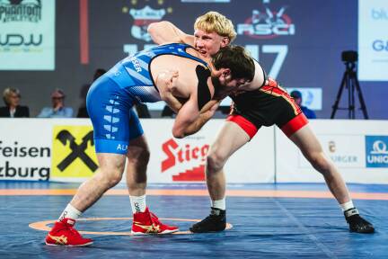 Kristian Cikel (Wals, rechts) im harten Kampf gegen Inzings Robert Karapetyan. 