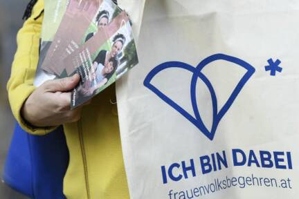 Die Initiatoren werben für „ihre“ Volksbegehren.  