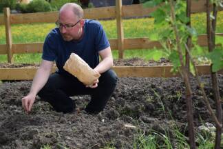 Für eine Blumenwiese muss erst die Grasnarbe weg.  