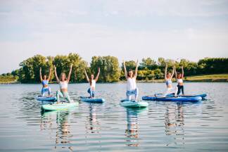 In einem Kurs lernt man, wie sich die Yogapositionen auf dem Wasser sicher ausführen lassen. 