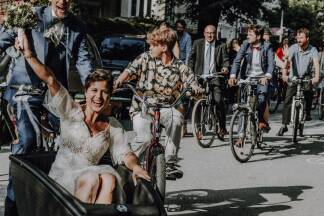 Hochzeitsfeier mit Rad-Corso.  